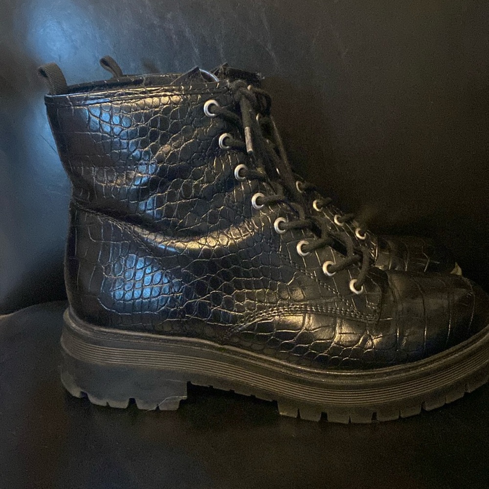Croc accent boot